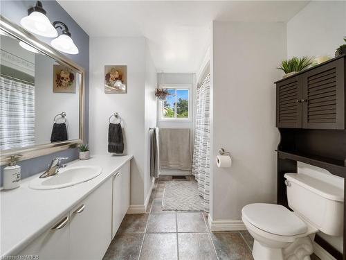 126 Shakespeare Crescent, Barrie, ON - Indoor Photo Showing Bathroom