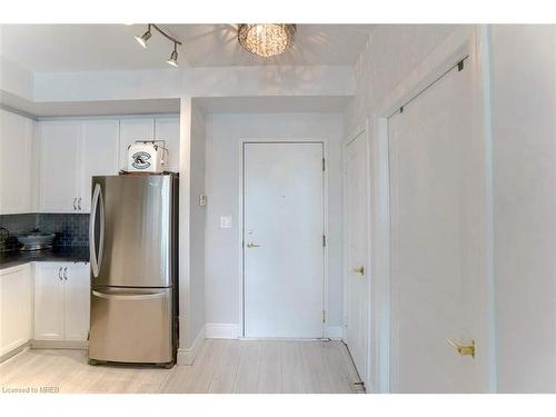 220-80 Port Street, Mississauga, ON - Indoor Photo Showing Kitchen