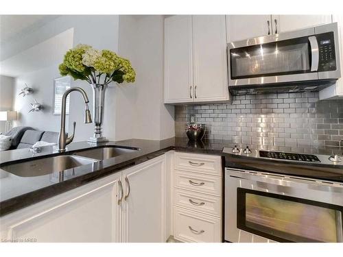 220-80 Port Street, Mississauga, ON - Indoor Photo Showing Kitchen With Double Sink With Upgraded Kitchen