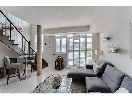 220-80 Port Street, Mississauga, ON - Indoor Photo Showing Living Room