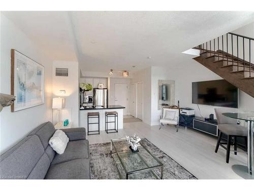 220-80 Port Street, Mississauga, ON - Indoor Photo Showing Living Room