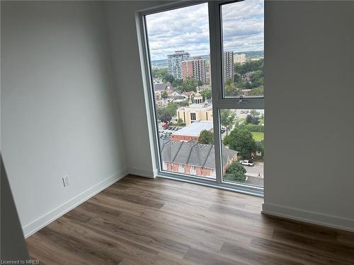 1302-370 Martha Street, Burlington, ON - Indoor Photo Showing Other Room