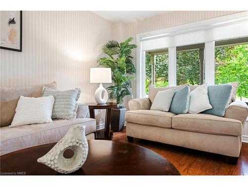 35 Treanor Crescent, Georgetown, ON - Indoor Photo Showing Living Room