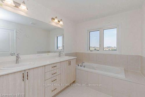 320 Bismark Drive, Cambridge, ON - Indoor Photo Showing Bathroom