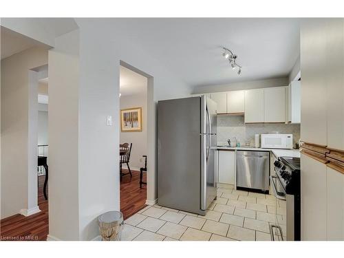 136-2315 Bromsgrove Road, Mississauga, ON - Indoor Photo Showing Kitchen