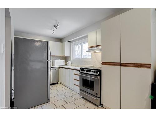 136-2315 Bromsgrove Road, Mississauga, ON - Indoor Photo Showing Kitchen