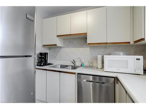 136-2315 Bromsgrove Road, Mississauga, ON - Indoor Photo Showing Kitchen With Double Sink