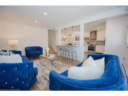 10 Windrush Crescent, Hamilton, ON - Indoor Photo Showing Living Room