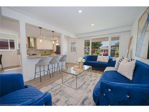 10 Windrush Crescent, Hamilton, ON - Indoor Photo Showing Living Room