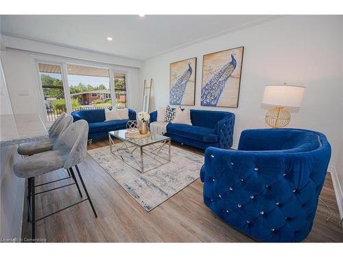 10 Windrush Crescent, Hamilton, ON - Indoor Photo Showing Living Room