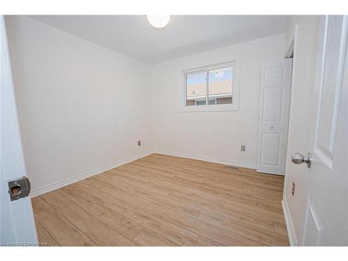 10 Windrush Crescent, Hamilton, ON - Indoor Photo Showing Other Room