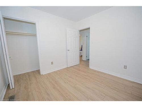 10 Windrush Crescent, Hamilton, ON - Indoor Photo Showing Other Room