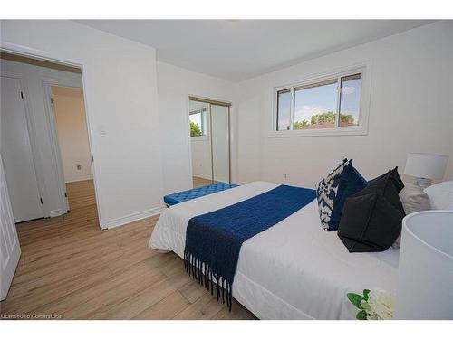 10 Windrush Crescent, Hamilton, ON - Indoor Photo Showing Bedroom