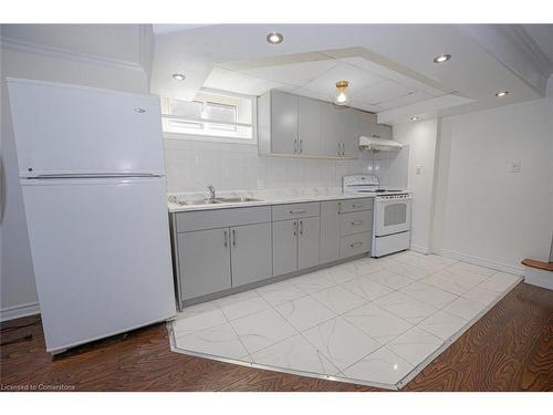 10 Windrush Crescent, Hamilton, ON - Indoor Photo Showing Kitchen