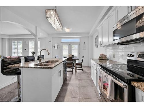 130 Chartwell Circle, Hamilton, ON - Indoor Photo Showing Kitchen With Double Sink With Upgraded Kitchen