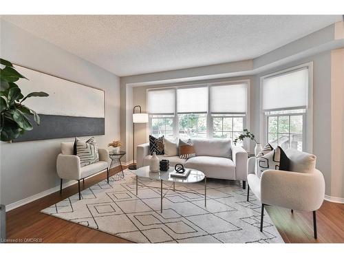 25-2935 Headon Forest Drive, Burlington, ON - Indoor Photo Showing Living Room