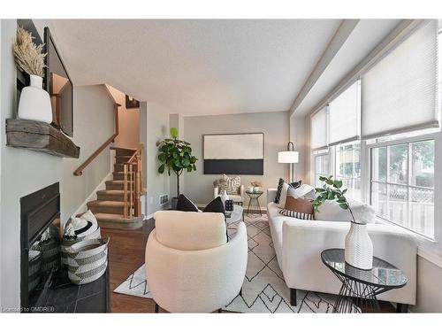 25-2935 Headon Forest Drive, Burlington, ON - Indoor Photo Showing Living Room