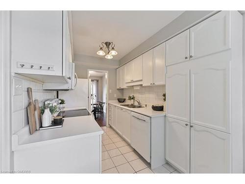 25-2935 Headon Forest Drive, Burlington, ON - Indoor Photo Showing Kitchen With Double Sink