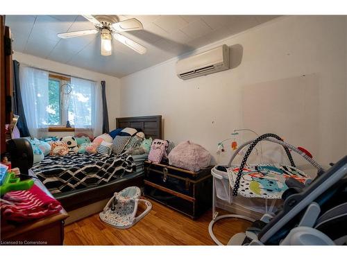 6261 Churchill Street, Niagara Falls, ON - Indoor Photo Showing Bedroom