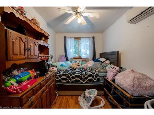 6261 Churchill Street, Niagara Falls, ON - Indoor Photo Showing Bedroom