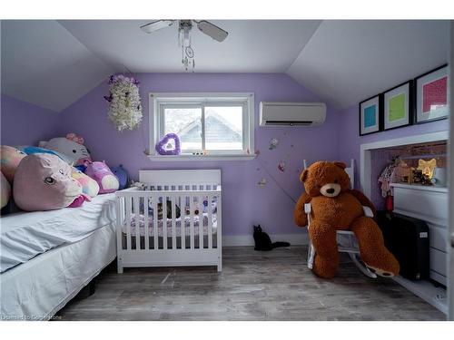 6261 Churchill Street, Niagara Falls, ON - Indoor Photo Showing Bedroom