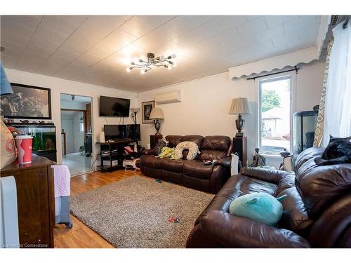 6261 Churchill Street, Niagara Falls, ON - Indoor Photo Showing Living Room