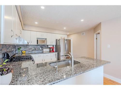 119 Silurian Drive, Guelph, ON - Indoor Photo Showing Kitchen With Upgraded Kitchen