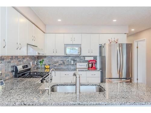 119 Silurian Drive, Guelph, ON - Indoor Photo Showing Kitchen With Stainless Steel Kitchen With Double Sink With Upgraded Kitchen