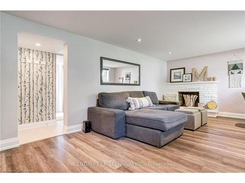 409 Scarsdale Crescent, Oakville, ON - Indoor Photo Showing Living Room