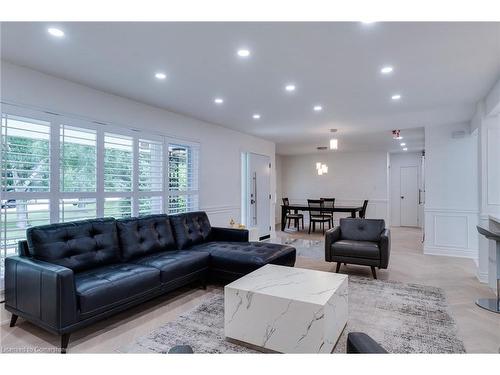 2037 Lynchmere Avenue, Mississauga, ON - Indoor Photo Showing Living Room