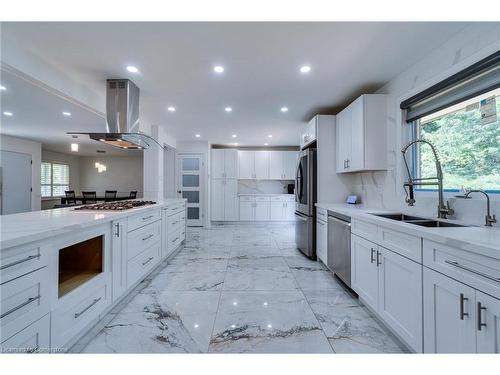 2037 Lynchmere Avenue, Mississauga, ON - Indoor Photo Showing Kitchen With Upgraded Kitchen