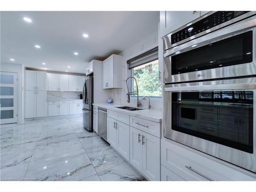 2037 Lynchmere Avenue, Mississauga, ON - Indoor Photo Showing Kitchen With Double Sink With Upgraded Kitchen