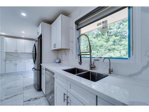 2037 Lynchmere Avenue, Mississauga, ON - Indoor Photo Showing Kitchen With Double Sink