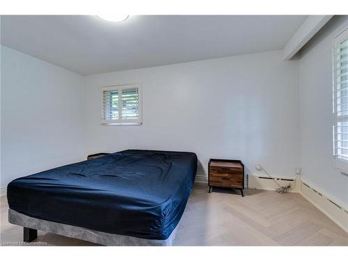 2037 Lynchmere Avenue, Mississauga, ON - Indoor Photo Showing Bedroom