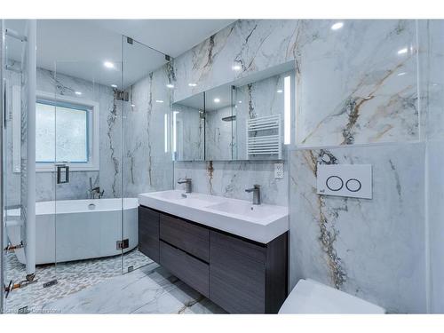 2037 Lynchmere Avenue, Mississauga, ON - Indoor Photo Showing Bathroom