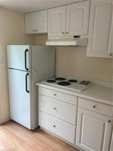 10 O'Connell Court, Lindsay, ON - Indoor Photo Showing Kitchen