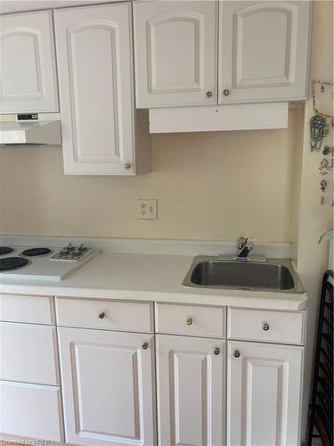 10 O'Connell Court, Lindsay, ON - Indoor Photo Showing Kitchen