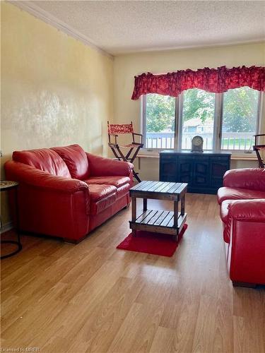 10 O'Connell Court, Lindsay, ON - Indoor Photo Showing Living Room