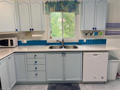 10 O'Connell Court, Lindsay, ON - Indoor Photo Showing Kitchen With Double Sink