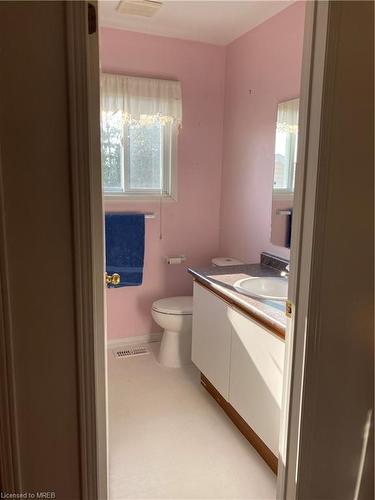 10 O'Connell Court, Lindsay, ON - Indoor Photo Showing Bathroom