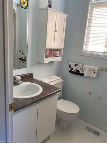 10 O'Connell Court, Lindsay, ON - Indoor Photo Showing Bathroom