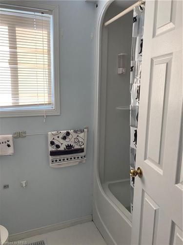 10 O'Connell Court, Lindsay, ON - Indoor Photo Showing Bathroom