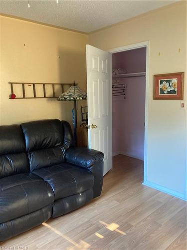 10 O'Connell Court, Lindsay, ON - Indoor Photo Showing Living Room