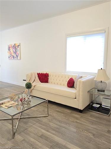 49 Koda Street, Simcoe, ON - Indoor Photo Showing Living Room