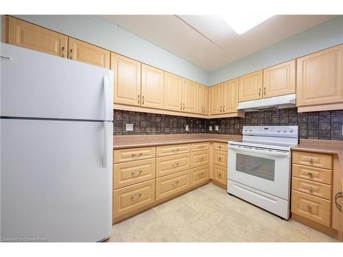 208-333 Lafontaine Road W, Tiny, ON - Indoor Photo Showing Kitchen