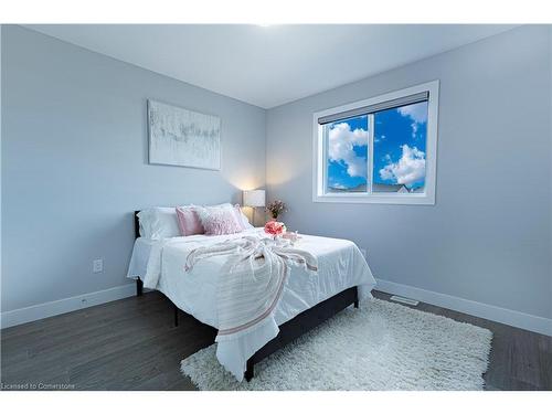 1337 Medway Park Drive, London, ON - Indoor Photo Showing Bedroom