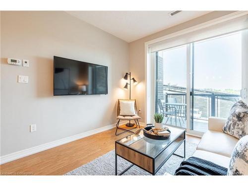 208-33 Whitmer Street, Milton, ON - Indoor Photo Showing Living Room