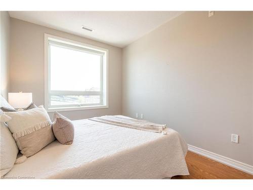 208-33 Whitmer Street, Milton, ON - Indoor Photo Showing Bedroom