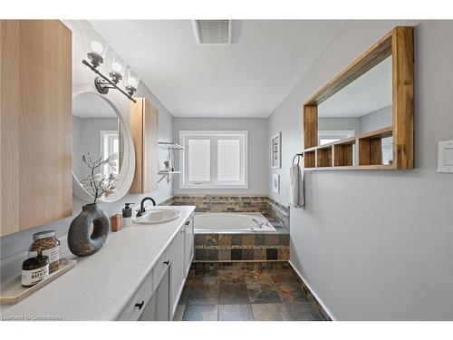 584 Ashprior Avenue, Mississauga, ON - Indoor Photo Showing Bathroom