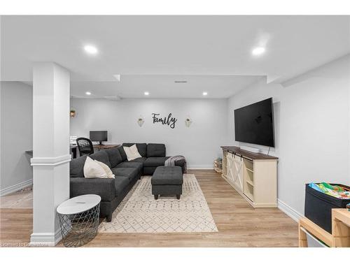 584 Ashprior Avenue, Mississauga, ON - Indoor Photo Showing Living Room